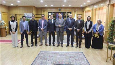 رئيس جامعة المنصورة يكرم فريق الحفريات بعد اكتشافه الأخير