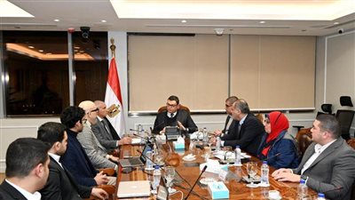 وزير الإسكان يلتقي مسئولي 