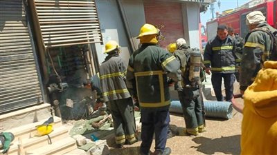 السيطرة علي حريق التهم مخزن أدوات تكييف ومواد غذائية بأسيوط.. صور