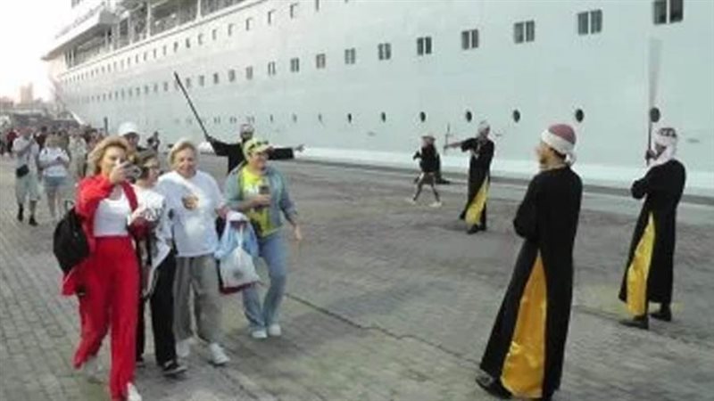 وصول سائحين من جنسيات