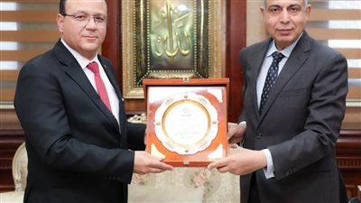 محافظ المنيا يلتقي وفد مدارس النيل الدولية