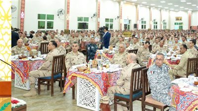 القائد العام للقوات المسلحة يشارك مقاتلي الجيش الثاني الميداني تناول وجبة الإفطار