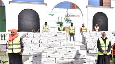 توزيع كراتين مواد غذائية ولحوم على 825 أسرة بقرى سمالوط بالمنيا