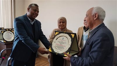 رئيس اتحاد العمال يكرم المتميزات ويبعث طمأنينة للعاملين