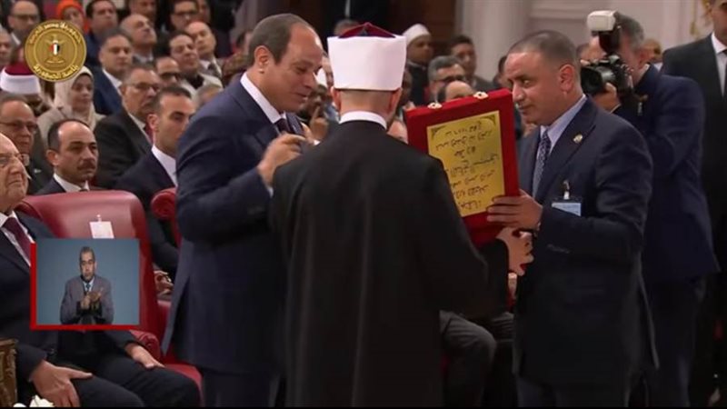 وزير الأوقاف يهدي