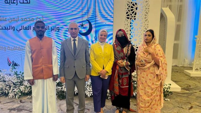 رئيس الجامعة مع الطلاب