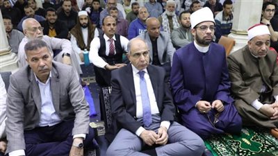 محافظ المنيا يشهد احتفالية الأوقاف بليلة القدر ويؤدي صلاة العشاء والتراويح بمسجد صلاح الدين