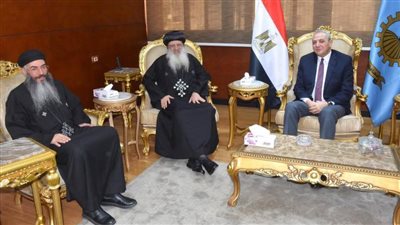  بالصور.. محافظ الغربية خلال لقاء الأنبا بولا مطران طنطا: مصر ستظل رمزًا للوحدة الوطنية