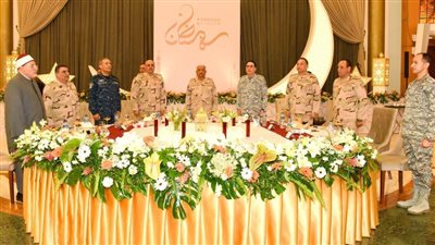 القائد العام للقوات المسلحة يشارك مقاتلي القوات الجوية تناول وجبة الإفطار 