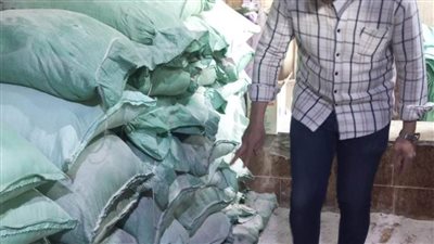 مصادرة 30 طن مخصبات زراعية وبودرة أعلاف مجهولة المصدر تم ضبطها بالنوبارية.. صور 