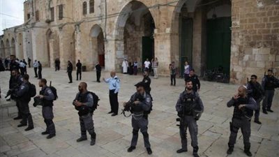 الاحتلال يحرم آلاف المواطنين من الوصول إلى القدس لإحياء ليلة القدر في 