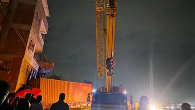 محافظ القليوبية يتابع أعمال رفع مقطورة اصطدمت بشرفة منزل بكفر شكر