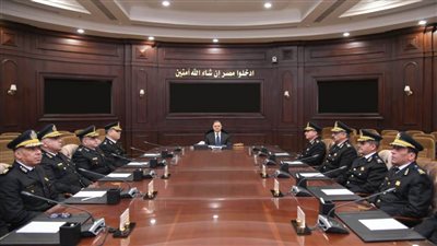 وزير الداخلية يجتمع مع عدد من القيادات الأمنية لمتابعة إجراءات تأمين احتفالات المواطنين بالأعياد 