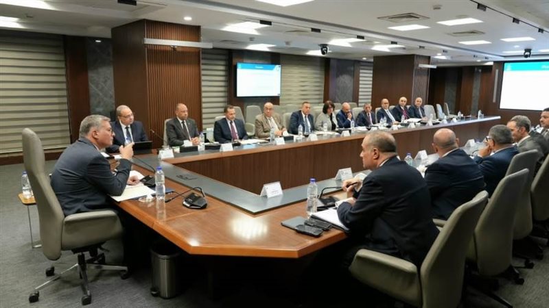 خلال الاجتماع