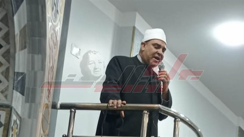 د محمد يلقي خطبة