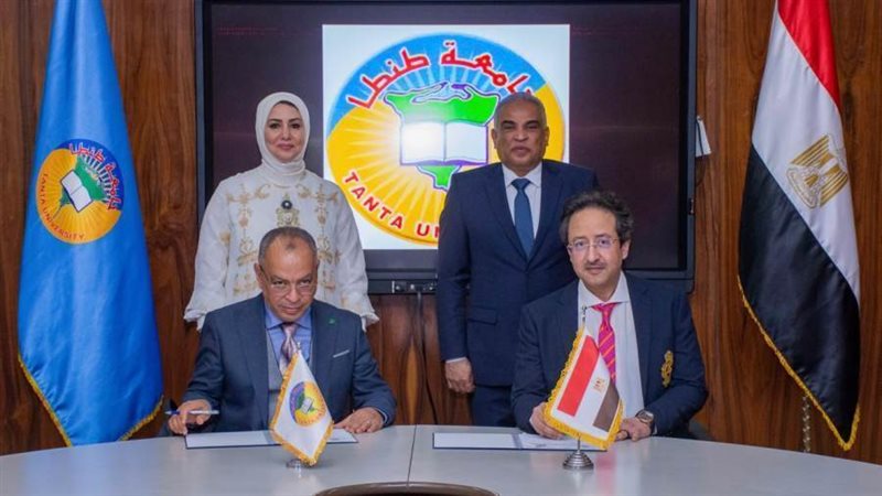 جانب من التوقيع