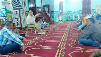 محافظ الوادي الجديد يلتقي بأهالي حي المروة ويوجه بسرعه حل مشكلة ضعف المياه 