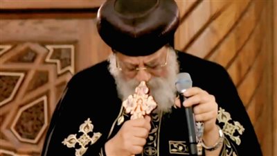 البابا تواضروس باكيًا: أودعه كأب وسيشهد التاريخ أنه كان عمودًا كبيرًا في تاريخ الكنيسة  