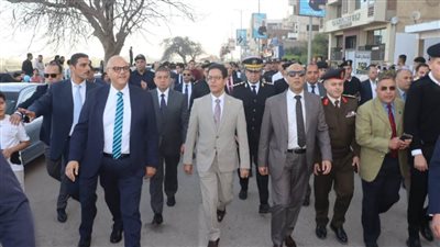 محافظ القليوبية ورئيس جامعة بنها ومدير أمن القليوبية يوزعون الورد على المحتفلين بعيد الفطر