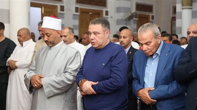 محافظ البحر الأحمر يؤدي صلاة عيد الفطر المبارك بمسجد عبد المنعم رياض بالغردقة| صور