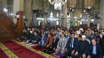 محافظ الإسكندرية يؤدي صلاة عيد الفطر المبارك بمسجد 