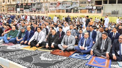 محافظ أسيوط يؤدي صلاة عيد الفطر المبارك بساحة أرض الملاعب وسط المواطنين| صور