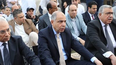 محافظ المنيا يؤدي صلاة عيد الفطر بساحة مدرسة الفريق صفي الدين أبوشناف