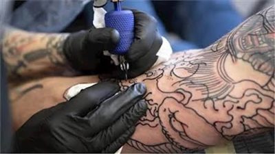 عاجل.. دراسة تحذر: الوشم يزيد مخاصر الإصابة  بالسرطان القاتل 