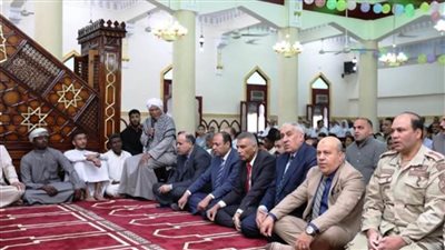 محافظ أسوان يؤدي صلاة عيد الفطر بمسجد الجعفرية    