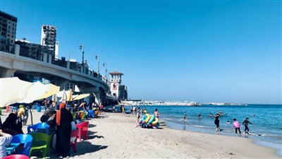 شواطئ الإسكندرية تستقبل روادها أول أيام عيد الفطر المبارك 