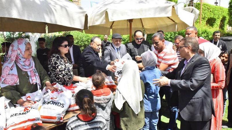 محافظ أسيوط خلال