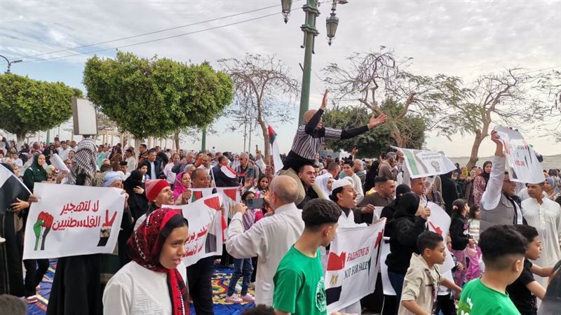 وقفة تضامنيه لأهالي