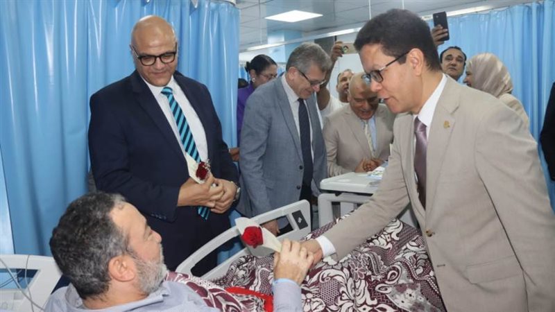 تقديم الورد والهدايا