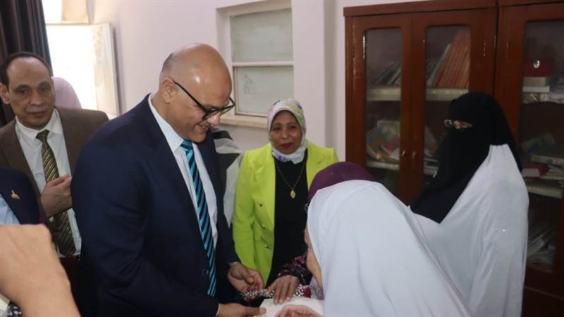 تقديم هدايا للمسنين