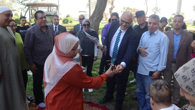 توزيع الورد على المحتفلين