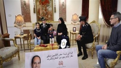  وزارة الداخلية تشارك أسر شهداء الشرطة الاحتفال بالعيد وتوزع هدايا الرئيس عليهم
