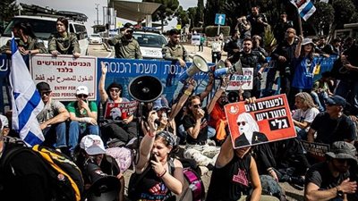  عائلات الأسرى تكثف ضغوطها على نتنياهو وأسير سابق يتوجه لترامب