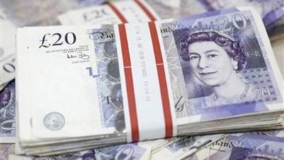 الجنيه الإسترليني ينخفض مقابل الدولار الأمريكي واليورو