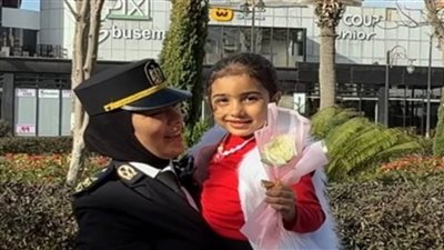 بمناسبة عيد الفطر المبارك.. رجال الشرطة يشاركون المواطنين الاحتفال بالعيد وتوزيع الهدايا عليهم