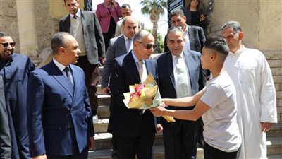 محافظ المنيا يوزع العيديات على أطفال مؤسستي البنات والبنين ويشاركهم فرحة العيد
