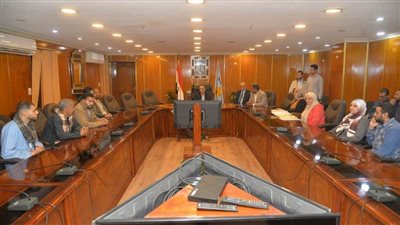 محافظ أسيوط يسلم عقود 26 محلاً تجارياً وحضانة بمدينة 30 يونيو بمنقباد ضمن الإسكان الاجتماعي