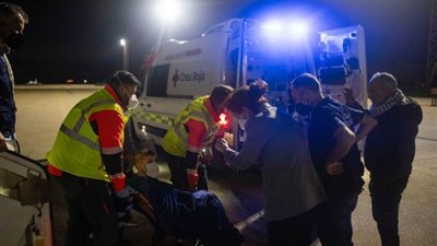 وصول 13 طفلا من قطاع غزة مصاباً بالسرطان للعلاج في اسبانيا