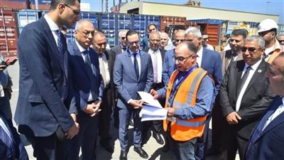 وزير الاستثمار يتابع إجراءات تقليل زمن الإفراج الجمركي بميناء الإسكندرية للعمل على تعزيز تنافسية التجارة المصرية   