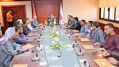 محافظ سوهاج يكرم 11 مواطنًا من أهالي 