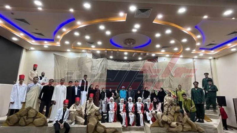 جانب من العرض المسرحي