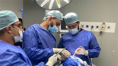 إجراء عملية معقدة لسيدة مصابة بضربة 