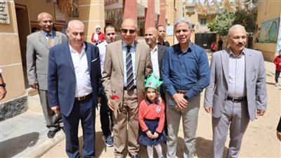 محافظ المنيا يُجري جولة تفقدية بمدرسة بني مزار الرسمية المتميزة للغات لمتابعة انتظام العملية التعليمية