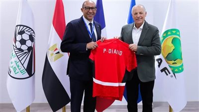 أبوريدة يلتقي نظيره الفرنسي فيليب ديالو ويهديه درع الاتحاد وقميص المنتخب