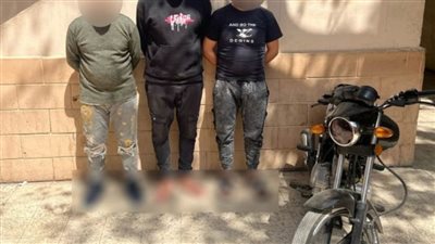 كشف ملابسات تداول مقطع بقيام 3 أشخاص باستقلال دراجة نارية بالسير عكس الاتجاه وسرقة أحد المواطنين