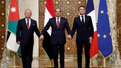 قادة مصر وفرنسا والأردن يجرون مكالمة هاتفية مشتركة مع الرئيس الأمريكي